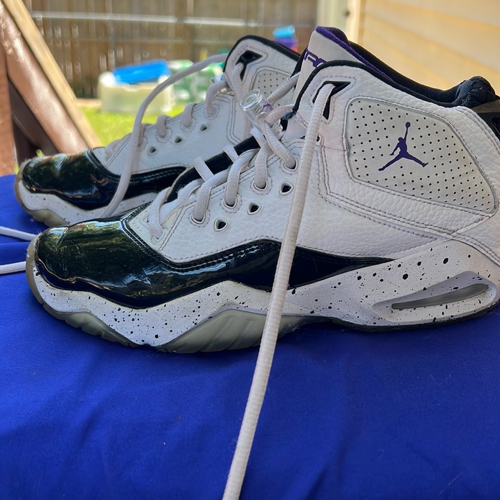 Jordan size 5 Men/6.5 Women, black and white